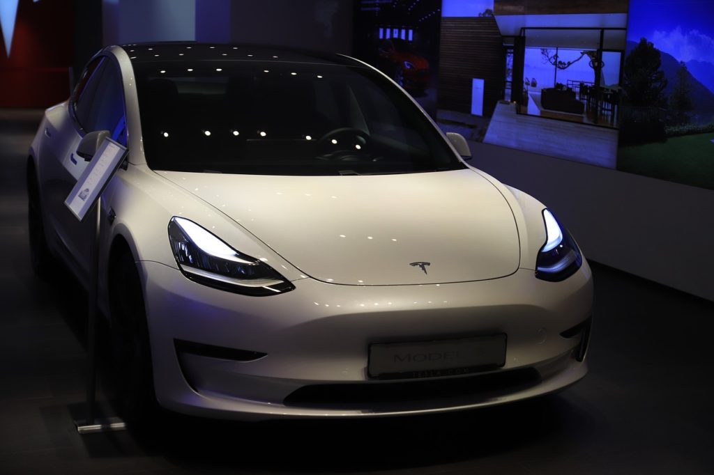 TESLA Изображение Valentin Baciu с сайта Pixabay